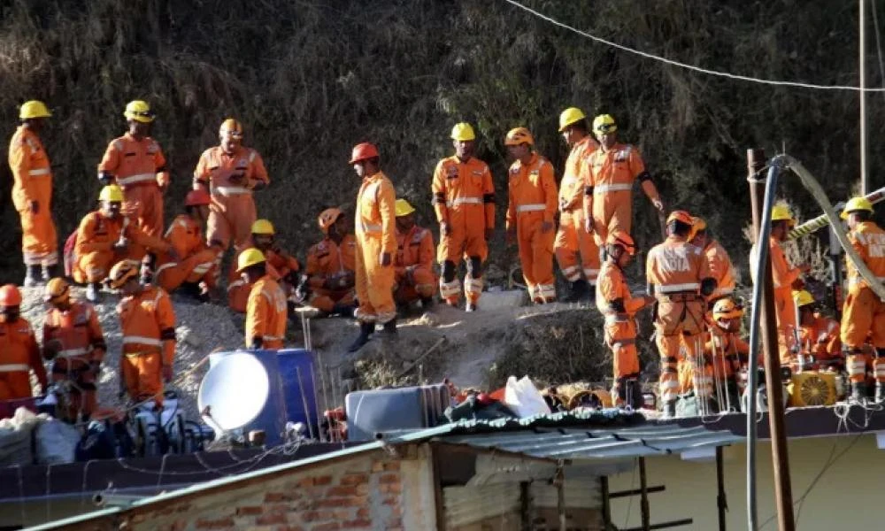 Ινδία: Κοντεύουν στην «πηγή» οι διασώστες - Πέντε μέτρα τους χωρίζουν με τους 41 εργάτες που είναι εγκλωβισμένοι στα συντρίμμια σήραγγας